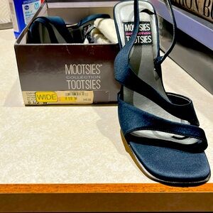 MOOTSIES TOOTSIES | Navy, Size 8.5W, satin straps heel